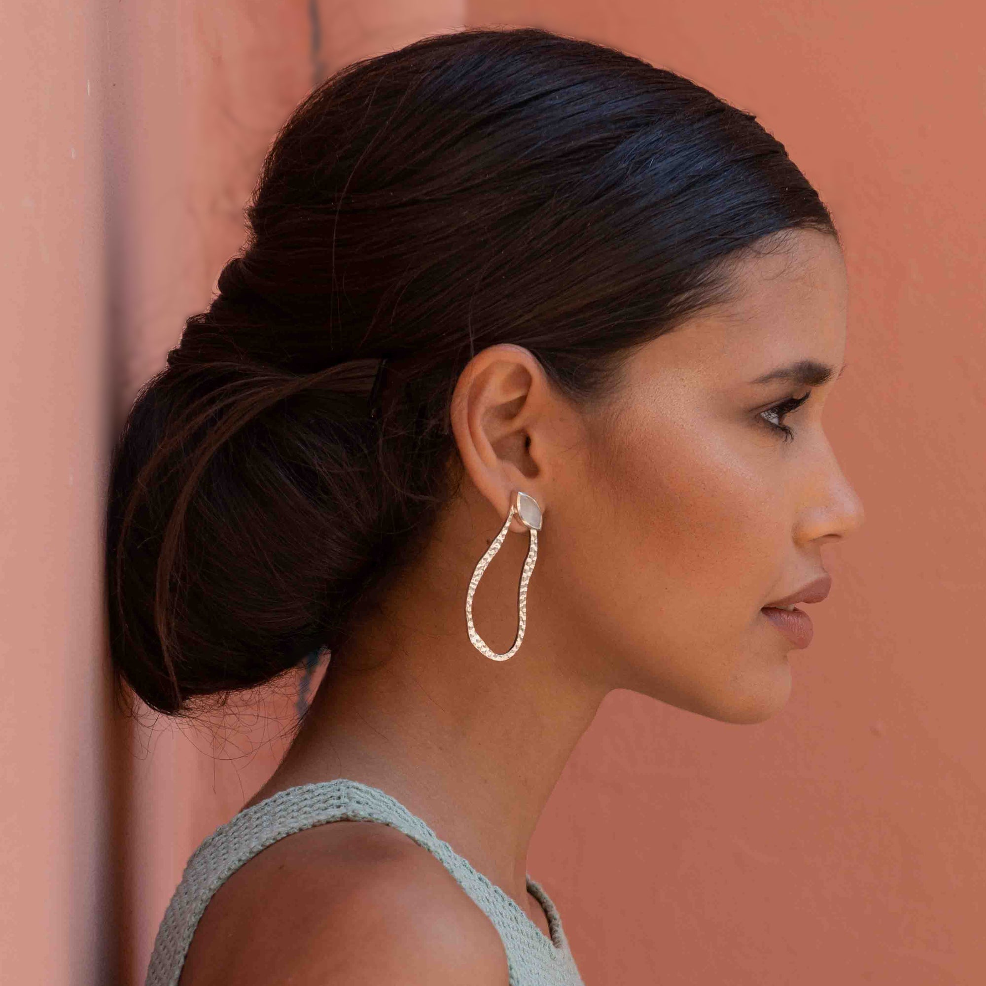 MIRAGE EARRING IN SANDBLASTED HAMMERED STERLING SILVER WITH MOONSTONE